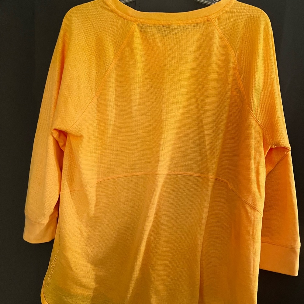 Women’s Calvin Klein performance tee size L beautiful spring color
